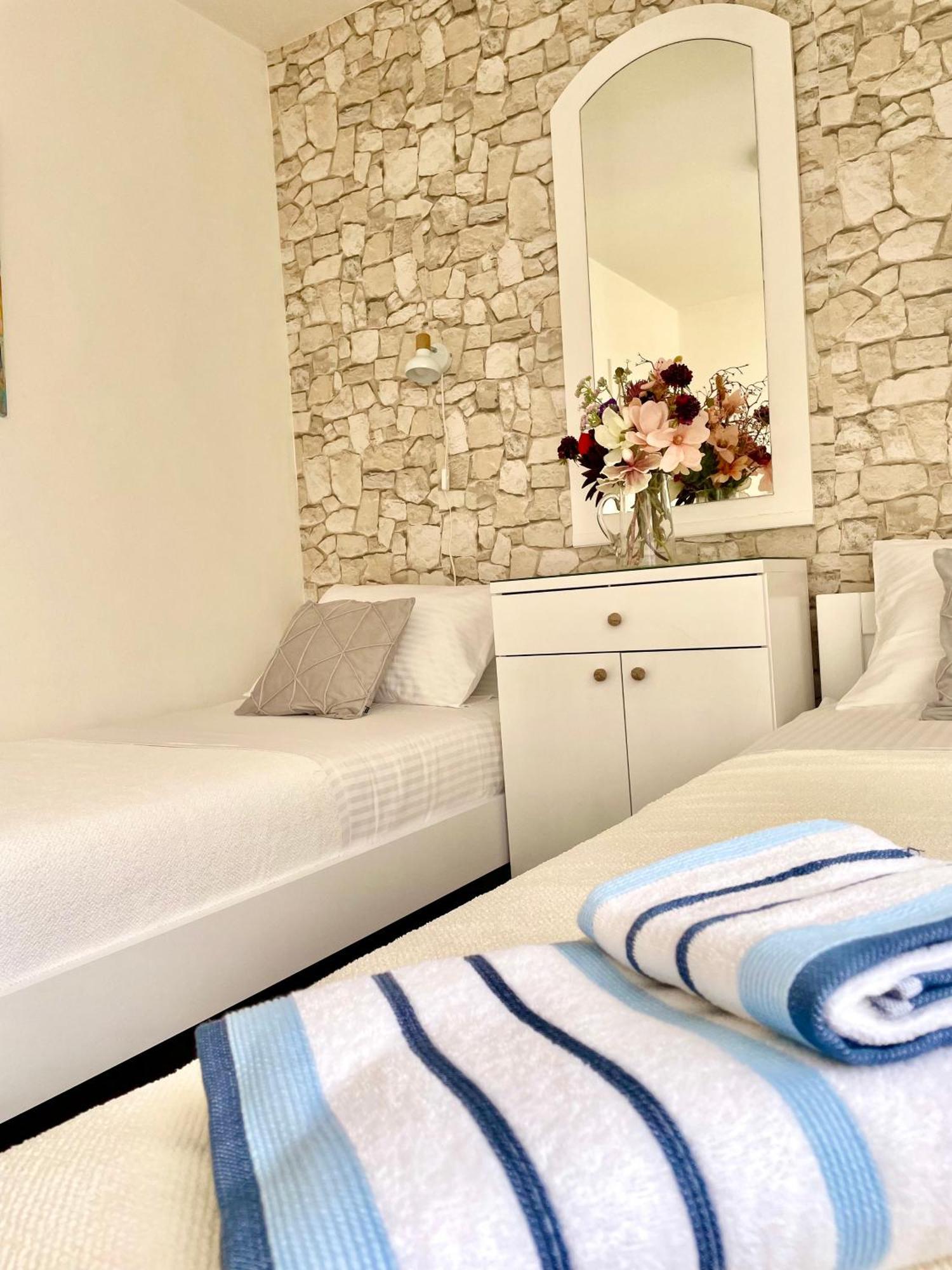 Dinka Old Town Apartment With Sea View Trogir Bagian luar foto