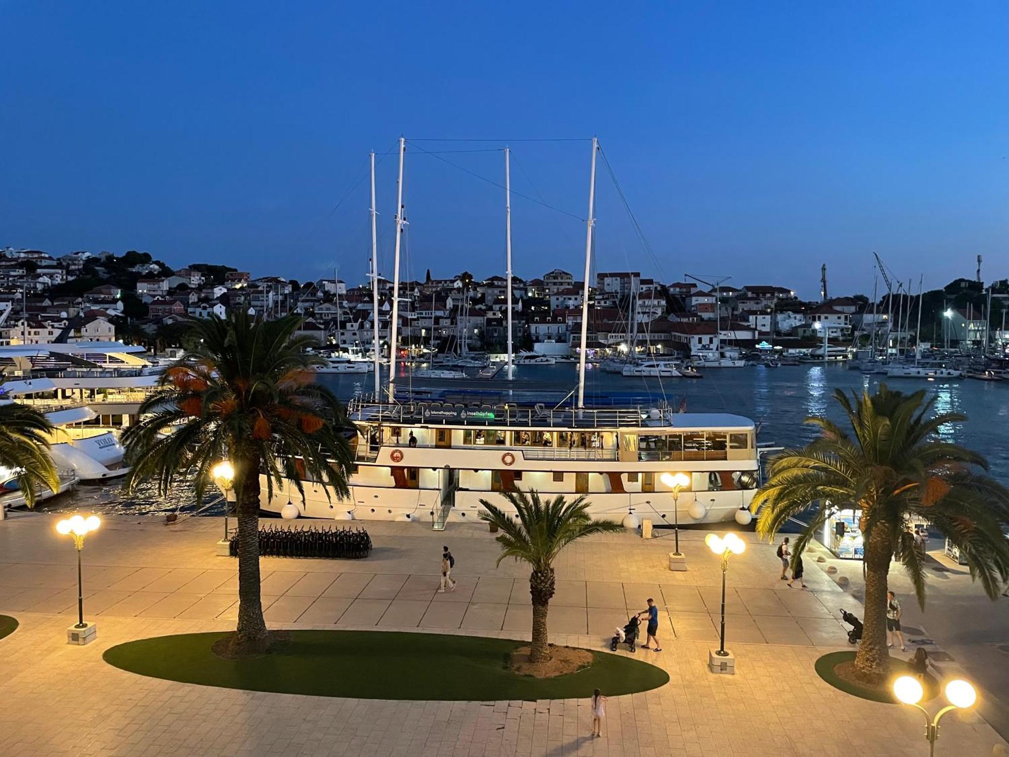 Dinka Old Town Apartment With Sea View Trogir Bagian luar foto